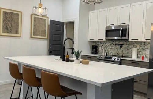 Arena District House | Sleeps 10 - Downtown - Grill, Mini Golf, Free Parking: 4 Cars, Huge Fenced Patio