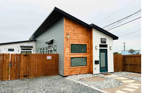 Arena District House | Sleeps 10 - Downtown - Grill, Mini Golf, Free Parking: 4 Cars, Huge Fenced Patio