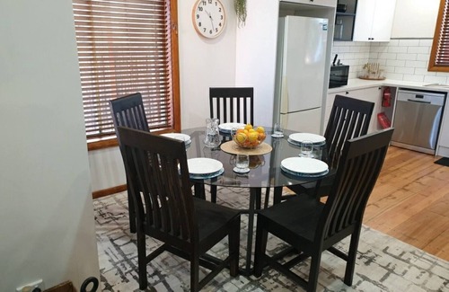 Thomastown House | Sleeps 10. Fully renovated. Close to airport and CBD. Firepit and pool table.