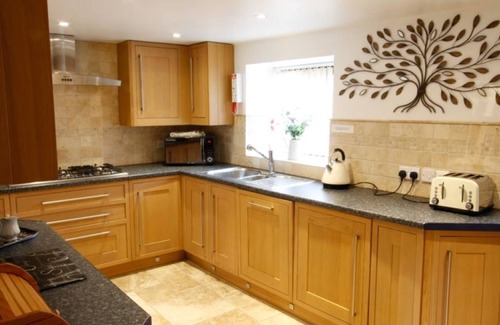 Two Dales House | Sleeps 10 Guests and Includes Hot-tub, Games Room, & Electric car Charging Point