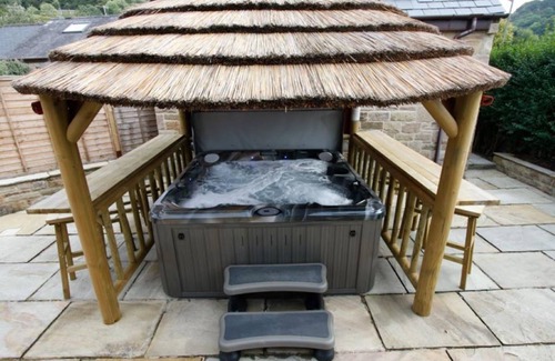 Two Dales House | Sleeps 10 Guests and Includes Hot-tub, Games Room, & Electric car Charging Point