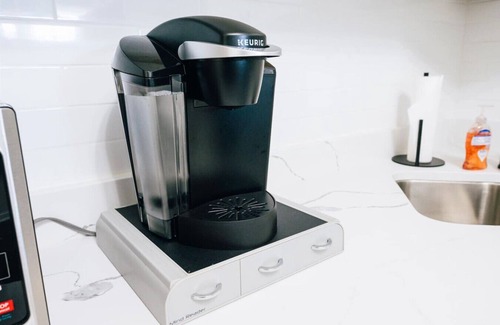 Avondale Apartment | Sleeps 10 - Heart of Logan Square 3BR + Garage & Patio