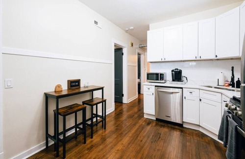Avondale Apartment | Sleeps 10 - Heart of Logan Square 3BR + Garage & Patio