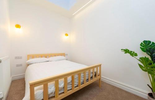 Aberfan House | Sleeps 10 House near Bike Park Wales