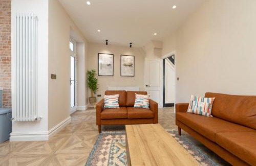 Aberfan House | Sleeps 10 House near Bike Park Wales
