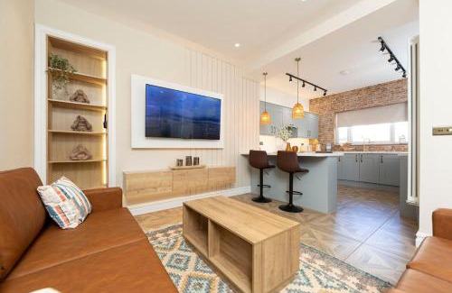 Aberfan House | Sleeps 10 House near Bike Park Wales