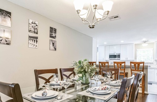 Westbury House | Sleeps 10 | King Bed | Family & Pet-Friendly | Near NRG, Galleria & Med Center