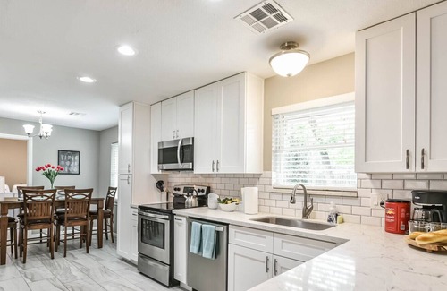 Westbury House | Sleeps 10 | King Bed | Family & Pet-Friendly | Near NRG, Galleria & Med Center