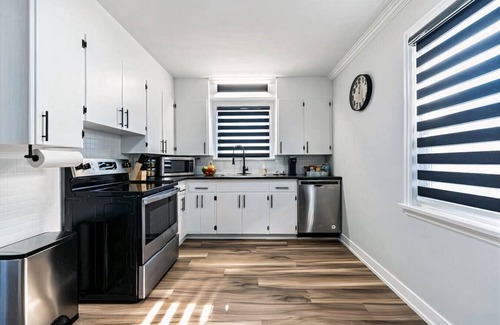 St. Catharines Apartment | Sleeps 10 Near Niagara Falls|Hot Tub|Playroom|ADU