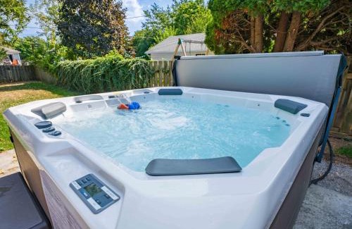 St. Catharines House | Sleeps 10 Near Niagara Falls With Hot Tub ,Playroom & ADU