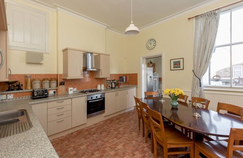 Gifford House | Sleeps 10, near Royal Mile, beautiful house