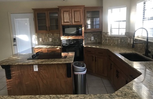 Aransas Pass House | (Sleeps 10) Spacious 4 bedrooms perfect for family, friends, or business.