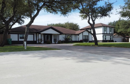 Aransas Pass House | (Sleeps 10) Spacious 4 bedrooms perfect for family, friends, or business.