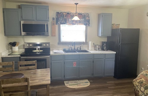 Cassville Condo | Sleeps 10(two 5 person units), Pool, Big M Marina, 15 min to Roaring River