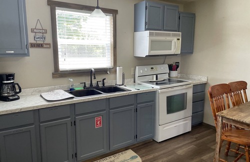 Cassville Condo | Sleeps 10(two 5 person units), Pool, Big M Marina, 15 min to Roaring River