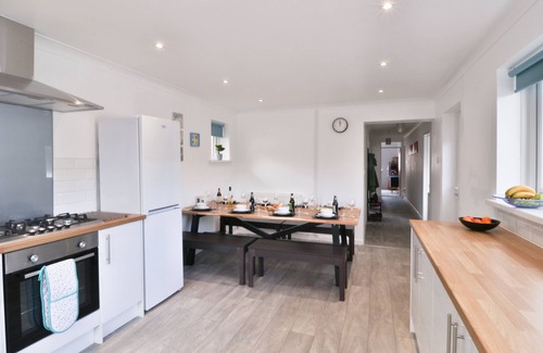 Trowbridge House | Sleeps 11, 2 Bath Bungalow - Parking & Free Wifi