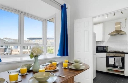 Island Gardens House | Sleeps 11 - Family and Contractor Home -Free Parking Near Canary Wharf, ExCel,O2