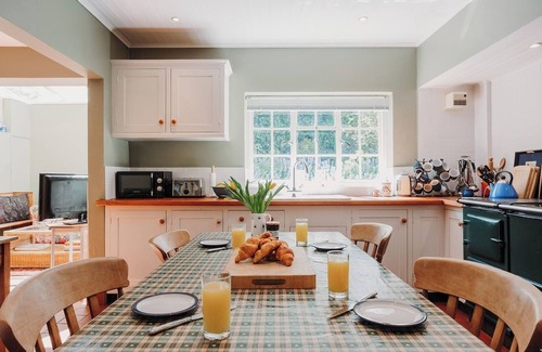 Cowes House | Sleeps 12-14 - Dog Friendly - Parking - Cowes