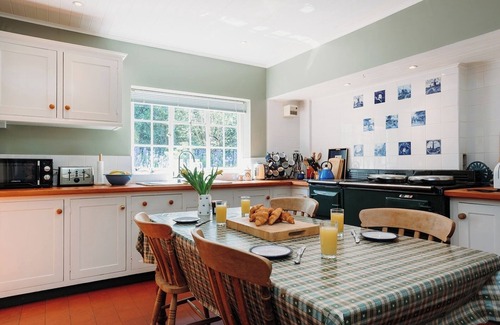 Cowes House | Sleeps 12-14 - Dog Friendly - Parking - Cowes