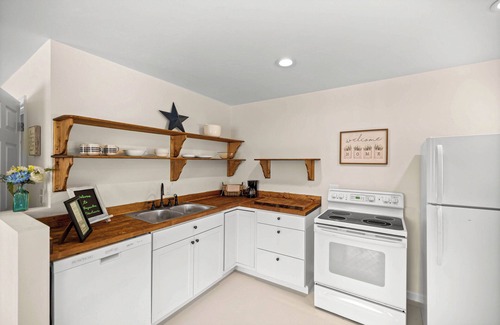 Morriston House | Sleeps 12, 2 Kitchens, Private, Perfect For Families & Small Groups