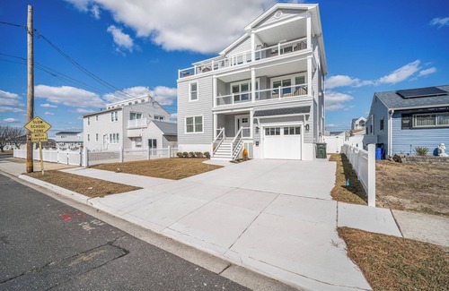 Brigantine House | Sleeps 12- 2 min walk to beach: Newly constructed 5-BR house in N Brigantine .