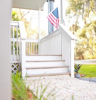 Port Royal House | Sleeps 12! 5 BDRM-2 Kings,3 Queens-Deck & Patio-Mins to PI & Beaufort