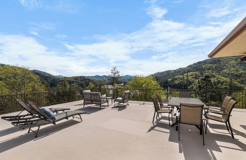 Lakehead House | Sleeps 12! Charming 3BR house with Game Room, Large Garage & Stunning Lakeviews