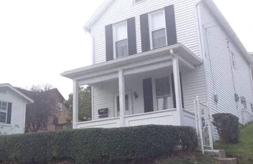 Charleroi House | Sleeps 12! Cozy Charleroi, Near Pittsburgh PA