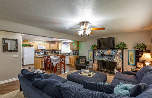 Spokane House | Sleeps 12+ Epic family room, Cool gym! Ideal for Families & Kids!Lots of Parking