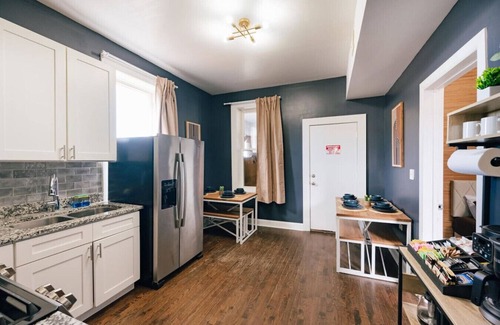 Little Village Apartment | Sleeps 12 - Games - 10 Min to