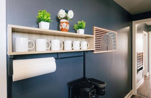 Little Village Apartment | Sleeps 12 - Games - 10 Min to