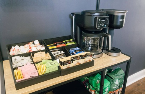 Little Village Apartment | Sleeps 12 - Games - 10 Min to