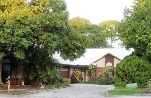 Walsingham House | sleeps 12 people/Beach 5 min./backs on nature park & lake with trails