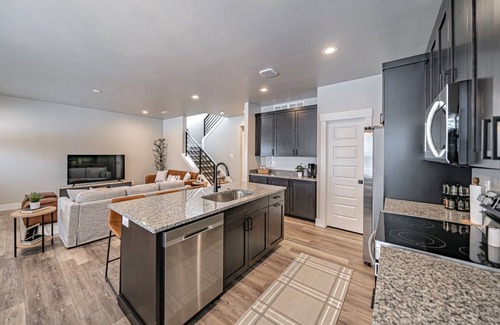 Ammon House | Sleeps 12 people.