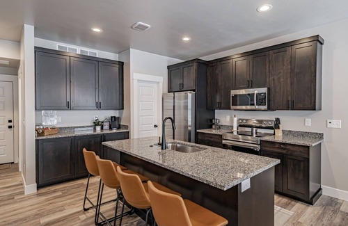 Ammon House | Sleeps 12 people.