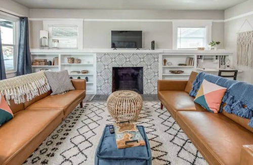 Raisin House | Sleeps 12 (w/Bunk Beds) : Pink Door Dream Home!