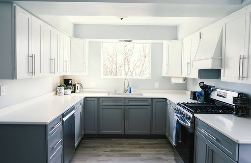 Milwaukee House | Sleeps 13! Great for groups and close to the airport and downtown Milwaukee!