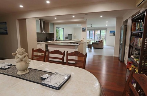 Ashmore House | Sleeps 14/Central Location/Kids Toys and Play Equipment/Fully Self Contained