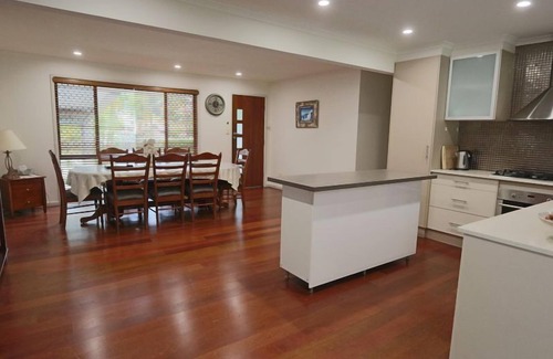 Ashmore House | Sleeps 14/Central Location/Kids Toys and Play Equipment/Fully Self Contained