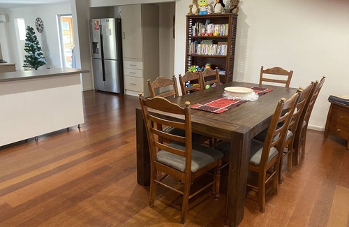 Ashmore House | Sleeps 14/Central Location/Kids Toys and Play Equipment/Fully Self Contained