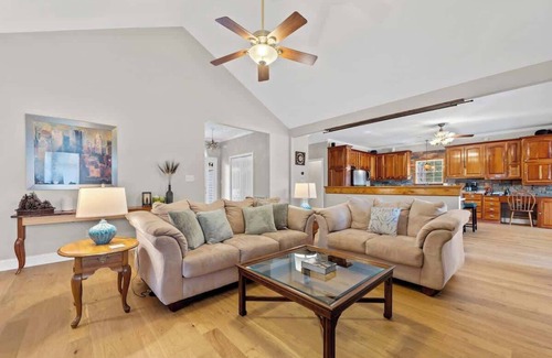 Eatonton House | Sleeps 14, Game Room/Movie Theater, Hot Tub + MORE
