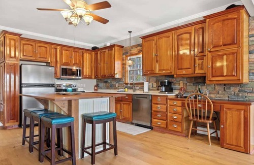 Eatonton House | Sleeps 14, Game Room/Movie Theater, Hot Tub + MORE