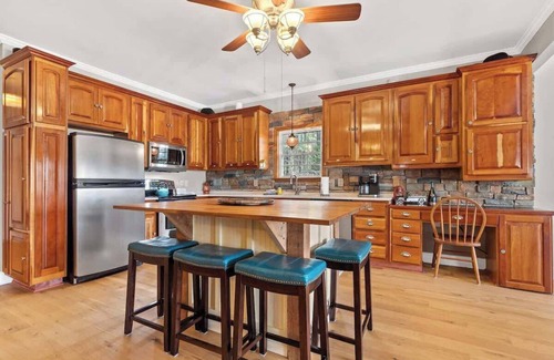 Eatonton House | Sleeps 14, Game Room/Movie Theater, Hot Tub + MORE