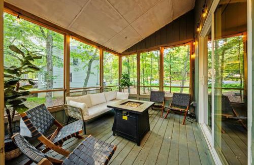 East Stroudsburg House | Sleeps 14 Hot Tub Paddle Boards Arcade Games