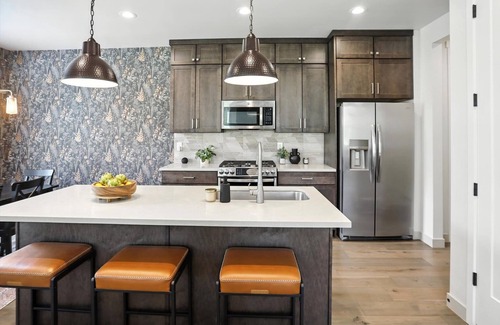 Deer Mountain House | Sleeps 14! Hot Tub-Games-Arcade & Balcony Views