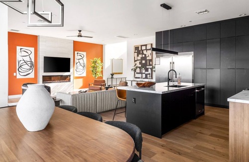 South Scottsdale House | Sleeps 14/Luxury Pool/Spa/Walk to Old Town/EV Charger/Fitness Area