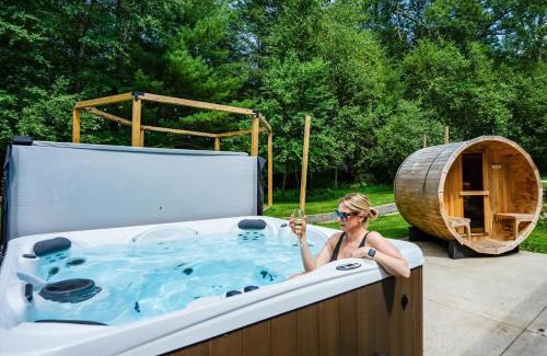 Reeders House | Sleeps 14 Pool Hot Tub Sauna Pickleball Arcade