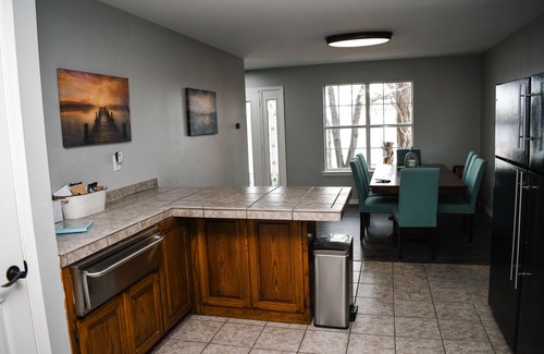 Eastland House | SLEEPS 14- Serene Lakefront Retreat, Best Views on the Lake