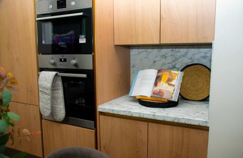 Old Trafford House | Sleeps 14 The Old Trafford Family Zen by Genesis Living