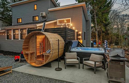 Tobyhanna House | Sleeps 15 Sauna Hot Tub Fire Pit & Putt Putt